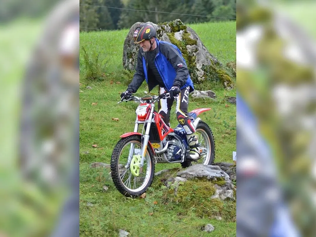 Andreas Gradl auf seiner Trialmaschine im Gelände